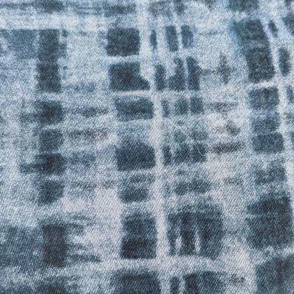 Cabi blue/gray grid print skinny denim stretch jeans. Size 8 - Picture 4 of 14